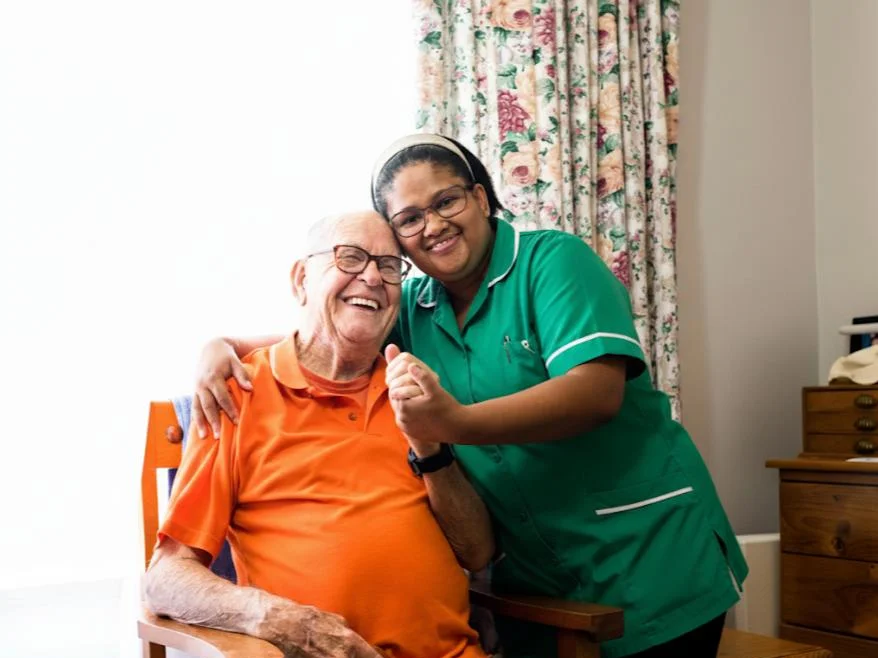 Cuidadora profissional da Serena Nobre auxiliando idosa em São Paulo - cuidado domiciliar humanizado e qualificado
